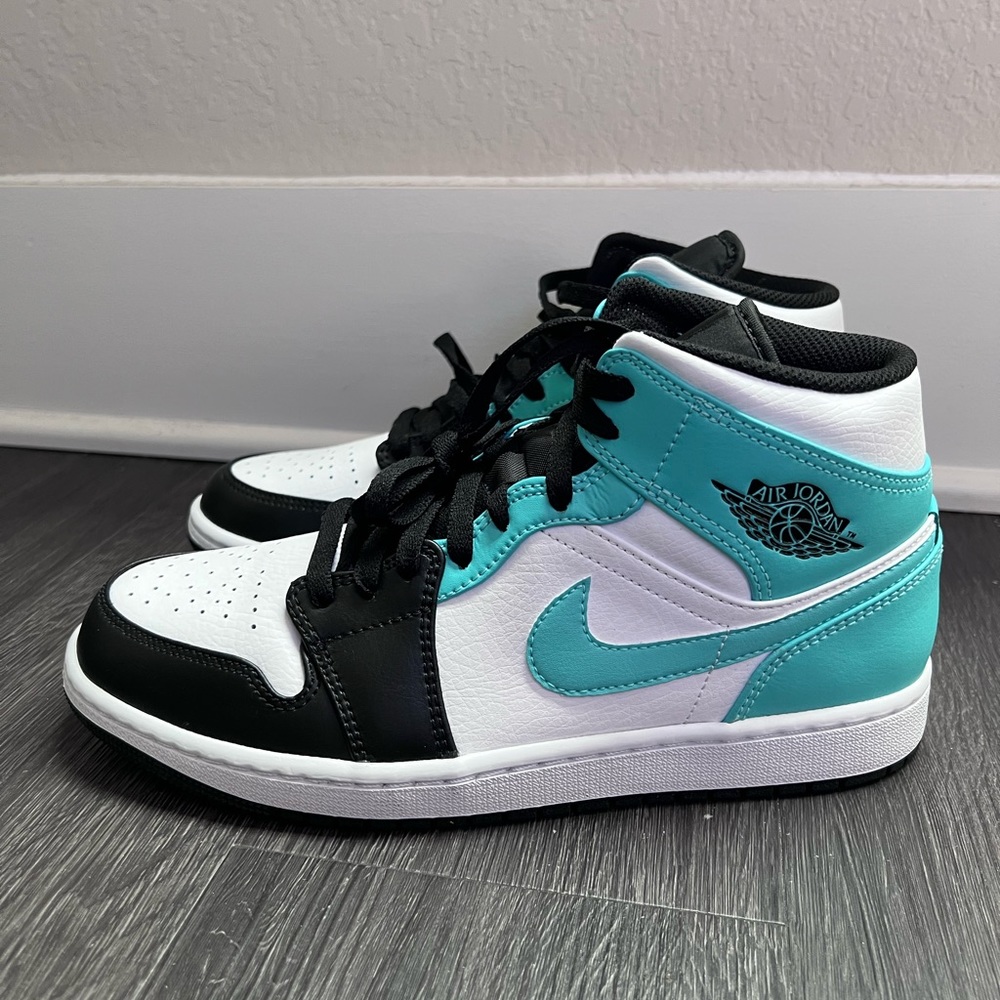 Jordan 1 MID- Size9.5W/8M